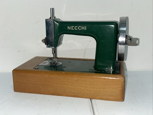 Piccola macchina cucire - piccola,